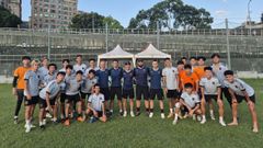 <span lang= gl >Ou cambadés José Ángel «Pacho» Oliveira, primeiro con camiseta azul na parte esquerda do centro dá imaxe, xunto aos xogadores do primeiro equipo do AC Taipei, vos as súas compañeiros españois non corpo técnico do club e ou director xeral do mesmo, Andy Chen.</span>