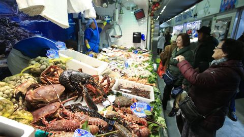 Ambiente en las pescaderas de la plaza de Abastos de Lugo a pocos das de Navidad 