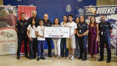 La entrega del cheque de 18.000 euros tuvo lugar en las dependencias de la comisar�a de Ourense.