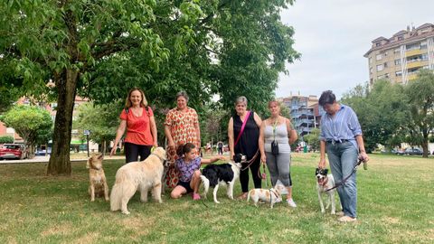 Varias propietarias de perros en el parque de laavenida Alcalde Jos Fernandn, en Piedras Blancas