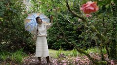 Silvia Rodr�guez se encarga de guiar a los visitantes por los 20.000 metros de jard�n