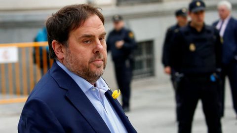 1. ORIOL JUNQUERAS. Para el exvicepresidente de la Generalitat, la Fiscal�a solicita 25 a�os de prisi�n y otros tantos de inhabilitaci�n absoluta por los delitos de rebeli�n y malversaci�n. La Abogac�a del Estado solicita 12 a�os de c�rcel por los delitos de sedici�n y malversaci�n de caudales p�blicos
