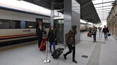 Usuarios del servicio ferroviario en la estacin de Ourense