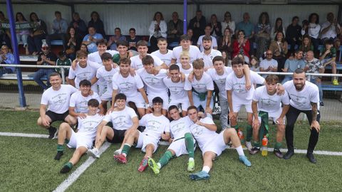 Celebración del ascenso en el campo de O Pote