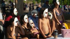 Unha ducia de persoas contempla o eclipse total de sol do pasado m�rcores.