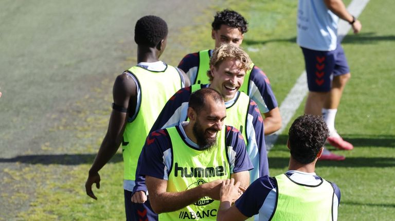 Borja Iglesias, Carl Starfelt y m�s compa�eros, en el entrenamiento de ayer del Celta.