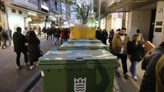 Isla de contenedores de basura en la calle comercial Benito Corbal de Pontevedra 