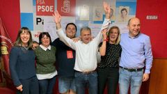 Emilio Garc�a Longo, enel centro, celebra los resultados electorales