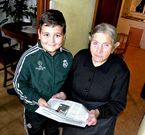 Avelina Mouzo Leis, con su bisnieto Manuel Canosa, de 9 a�os, en A Ponte do Porto (Camari�as).
