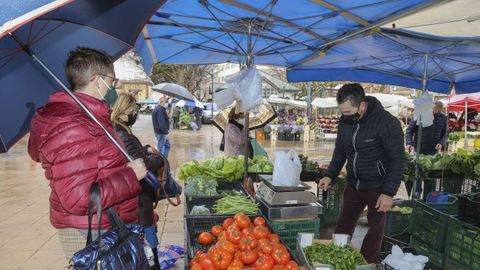 El mercado de Carballo hoy se celebr bajo la lluvia