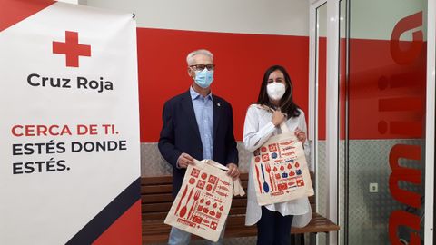 El Vicepresidente de Cruz Roja A Corua, Andrs Ros, y de la directora de RSE, Comunicacin y rea Cliente de Vegalsa-Eroski, Gabriela Gonzlez durante la presentacin de la campaa