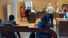 Los dos acusados, en el banquillo durante la declaraci�n del propietario de la vivienda, situada en Ourense