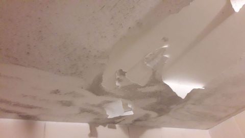 Estado en el que se encuentran varios de los pisos afectados por las humedades en los n�meros 15, 17, 19, y 21 de la calle Ribeira Sacra en Novo Mesoiro