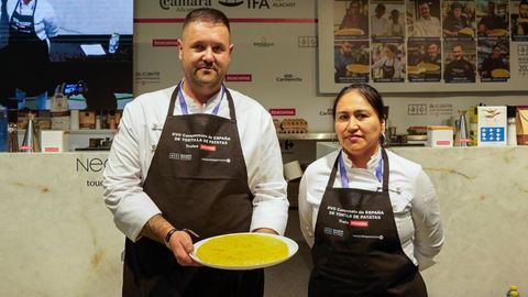 Samuel Curveira, cocinero de la cafetera Ankha de Ferrol y una persona de su equipo