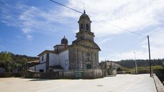 Ecos de Santiago. La referencia a la catedral no es solo por la monumentalidad: los mejores canteros compostelanos (y escultores de retablos) se encargaron de darle forma a la iglesia en varias etapas. Sobre todo, desde el siglo XVII (l�neas barrocas) y sucesivos a�adidos, aunque la antig�edad del tempo es muy anterior, incluso hay referencias del XII. En el tejado llaman la atenci�n la c�pula y la linterna acristalada.