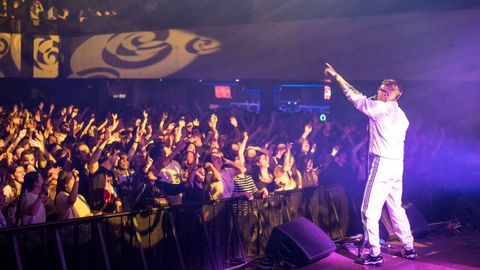 Ortiga durante a s&uacute;a actuaci&oacute;n no festival Emigrason.