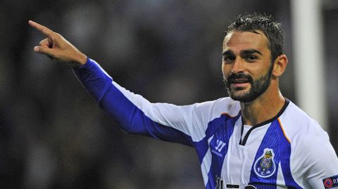 Adr�n celebra un gol con el Oporto