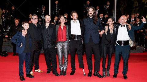 Oliver Laxe, rodeado de su equipo, en la noche de este jueves, en la alfombra roja de Cannes, para la proyección de «Sirat».