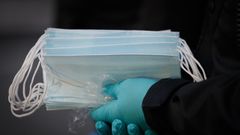 Reparto de mascarillas por las calles de A Coru�a