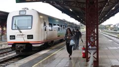 Viajera del tren A Corua-Ferrol afectado por el temporal