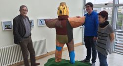 <span lang= gl >Ferrero, Trigo e Vilari�o, xunto � exposici�n de Kalandraka que acompar� os actos</span>