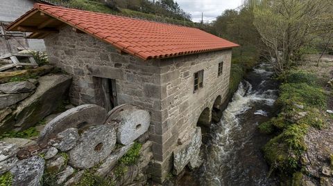 El molino de A Ponte, junto al ro Pesqueiras, estuvo en activo hasta hace pocos aos