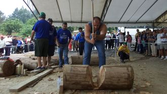 Imaxe tomada no ano 2003 no popular concurso da hoxe desaparecida Romar�a do Le�ador, no monte do Outeiro do Cruceiro, en Moa�a.