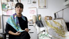 Xiana Cobo muestra su lugar de trabajo, en su propia casa, donde crea pa�uelos en los que plasma su �compulsi�n estampada�, adem�s de pendientes, bolsos, l�minas y otras piezas. La ilustradora y artesana concibe sus colecciones textiles como suvenires, con la idea de �redefinir la categor�a de recuerdo�. 