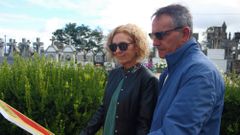Gracia Guti�rrez, junto a su marido, en el cementerio de Celanova