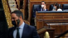 El presidente del Gobierno, Pedro Sánchez, cuando el líder de Vox, Santiago Abascal, se dirige al estrado