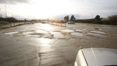 En el leira p�rking del HULA inaugurado hace pocos a�os los baches tambi�n son la norma