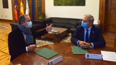 El presidente de la Diputaci�n (a la derecha) con el alcalde de A Pobra, tras la modificaci�n del convenio