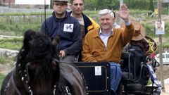 Cabalgando en calesa a la alcalda. Barral, tras dejar el bastn de mando y el PP por su detencin en el 2001, se present en el 2003 a las elecciones con un partido propio y haciendo campaa en calesa. 