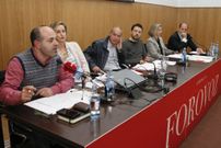 De izquierda a derecha, Miguel Pazos, director del Cetur; Mar�a Jos� Andrade, doctora en Sociolox�a y directora del curso de verano de turismo de la UDC en Carballo; Xos� Regueira, edil de Promoci�n Econ�mica carball�s; Carmen Pita, directora de Promoci�n de la Axencia de Turismo de Galicia; y Xavier Zas, director general de Condes de Albarei y Pazo de Bai�n. 