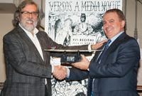 Ram�n Pernas recibiendo el galard�n, una escultura exclusiva de Francisco Leiro.