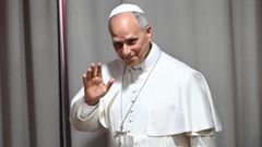 El papa Le�n XIV saluda en la presentaci�n de su primera enc�clica, �Magnifica humanitas�, que se�ala los riesgos de la IA para la sociedad