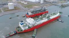 La plataforma Tango FLNG, en segundo t�rmino, que arribar� a Ferrol a bordo de un transporte especial