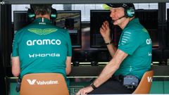 Adrian Newey (derecha) durante el premio de F�rmula 1 en Hungr�a.