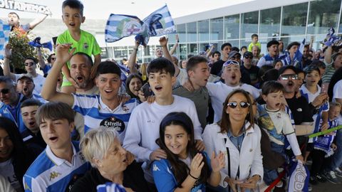 Reciben al Deportivo en el aeropuerto de Alvedro