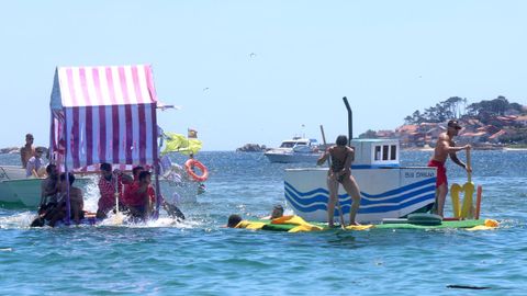 Festa da Dorna: Rejata de Embarcasi�ns feitas a machada e pan de millo na playa de Coroso
