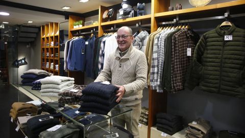 Miguel Magari�os, en la tienda de ropa Macos