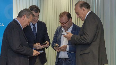 Los conselleiros de Sanidade y Educacin, a la izquierda, y los rectores de la USC y la UVigo, a la derecha, antes de la reunin convocada el pasado jueves para abordar este tema, antes de la llegada del rector de la UDC
