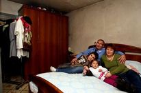 A la familia Garc�a, de Rubi�ns, el fr�o se le cuela por las puertas y la lluvia, por el tejado.