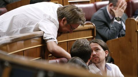 El l�der de Podemos, Pablo Iglesias, conversa con el candidato de Unidos Podemos a la Presidencia del Congreso, Xavier Dom�nech.