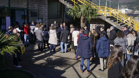 Gente esperando para entrar en el polideportivo de O Aguilln.