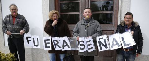 Los vecinos y Javier Taibo creen que la se�al deber�an incluir una plaza reservada para el cura. 