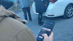 Un usuario muestra la aplicaci�n del Coche de Punto 