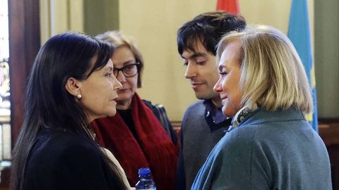 a presidenta del PP de Asturias, Mercedes Fernndez (d), y la viuda del exjefe del Ejecutivo asturiano, Vicente lvarez Areces, fallecido la pasada madrugada, Soledad Saavedra (i), en la capilla ardiente instalada hoy en la Junta General del Principado