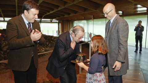 Paula Ordo�ez, entrega el premio a Jos� Mar�a Bello
