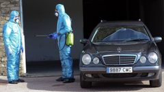 Trabajadores de una empresa funeraria en Santiago durante los momentos m�s duros de la primera ola